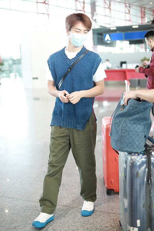 馬天宇人氣下滑？白T配馬甲看著挺低調，但是顏值真沒怎麼變