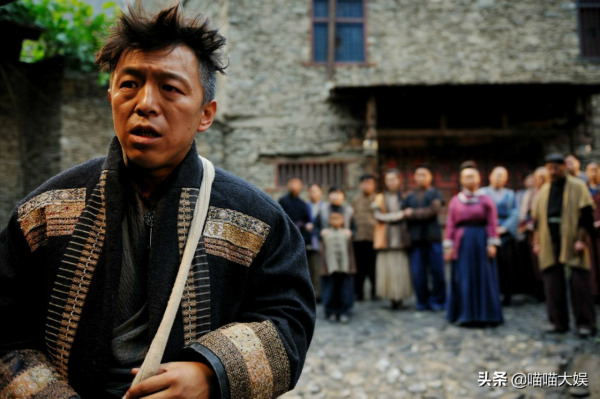 黃渤外灘照惹爭議，三兩句話幽默闢謠，網友：造謠不花錢