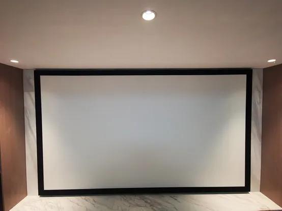 為什麼家庭影音室建議選用透聲幕布？