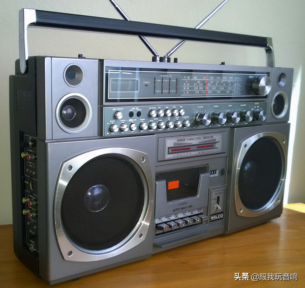 一款漂亮的80年代行動式音響 貝斯頓Beston 4000 收音機 錄音機 一款漂亮的80年代行動式音響 貝斯頓Beston 4000 收音機 錄音機