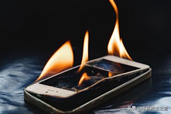 這樣用手機，等於手拿“炸彈”，說炸就炸？