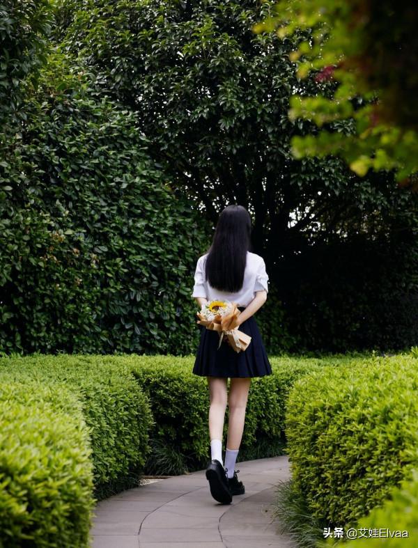 趙麗穎片場似大佬！34歲身披羽絨服忙上忙下，配打底褲小鳥腿搶鏡