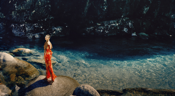 44歲黃奕拍時尚寫真大片，置身廣西叢林秘境，身穿紗裙美如仙女