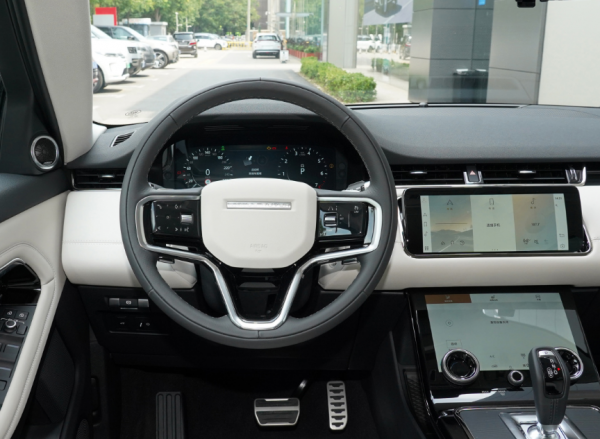 路虎終於成功了，車寬1904mm，滿油跑900KM，帶你看攬勝極光L