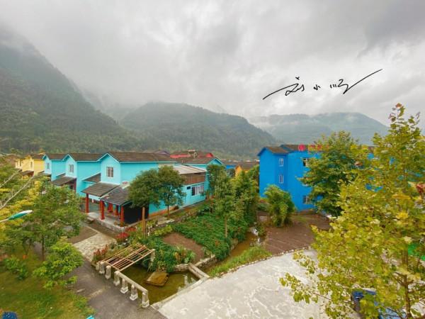 四川綿竹有一座童話小鎮，群山環繞，五彩斑斕，已成網紅打卡點