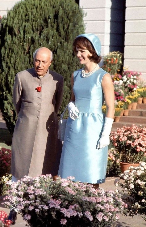 傑奎琳評價和她&OpenCurlyDoubleQuote;撞衫&rdquo;的英女王：一個如此平庸、乏味的中年婦女