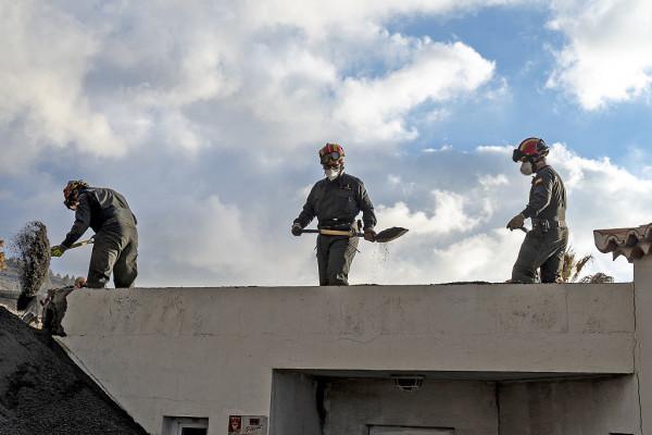 西班牙老昆布雷火山“恢復平靜”大量火山灰覆蓋附近地區