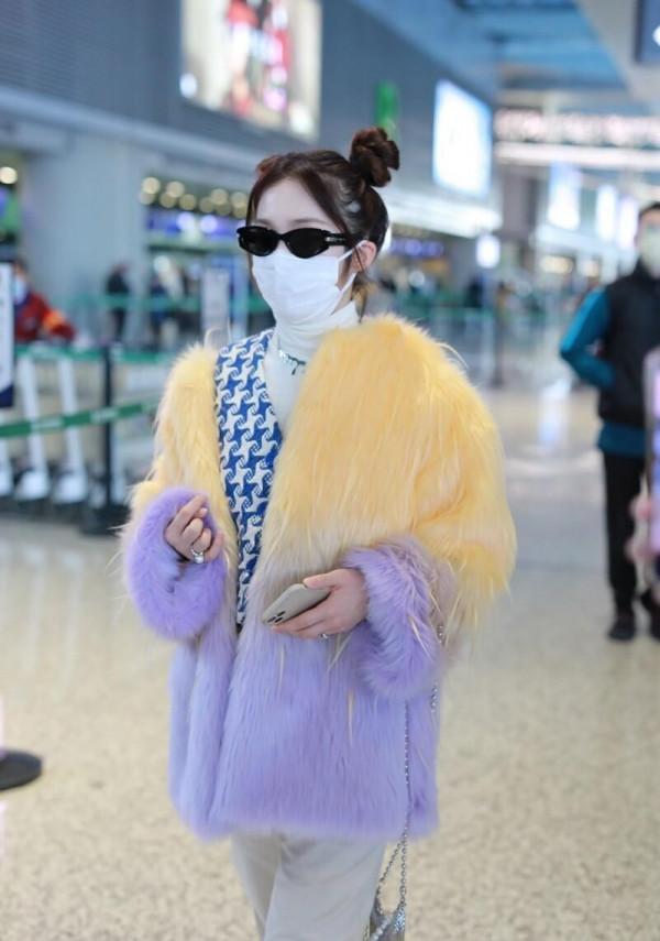 薛佳凝重新扮成“哈妹”，拼色毛毛外套甜美俏皮，哪吒頭也不違和