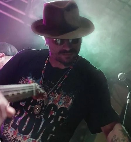 問題國腳的華麗蛻變，30歲掛靴震驚足壇，如今成搖滾歌星