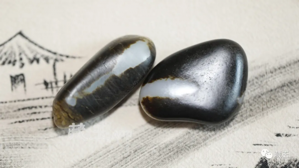 頂級白加黑,這些黑如漆油如脂的和田玉,青花都不如它美…… 頂級白加黑,這些黑如漆油如脂的和田玉,青花都不如它美……