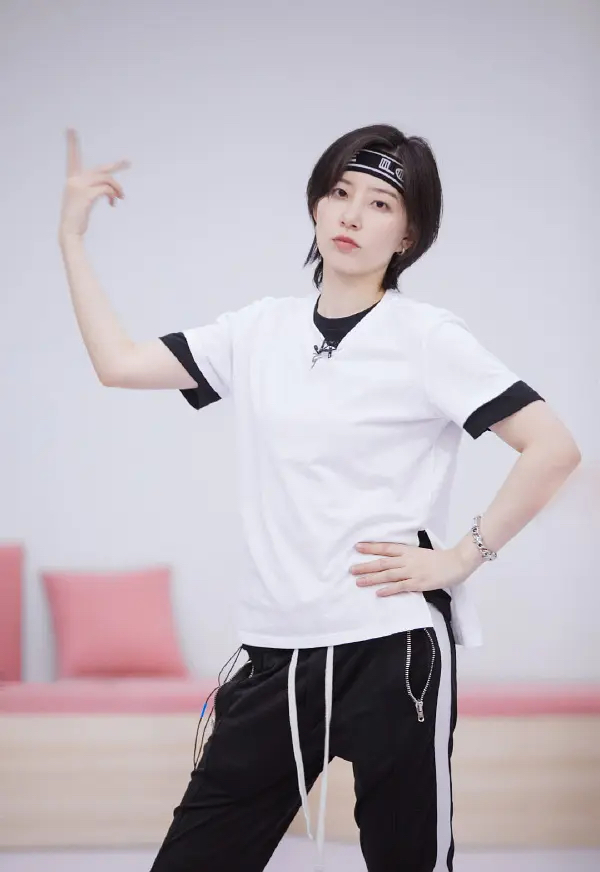 “浪姐”成員現狀:萬茜口碑翻車,寧靜成綜藝咖,黃齡低調出圈 “浪姐”成員現狀:萬茜口碑翻車,寧靜成綜藝咖,黃齡低調出圈