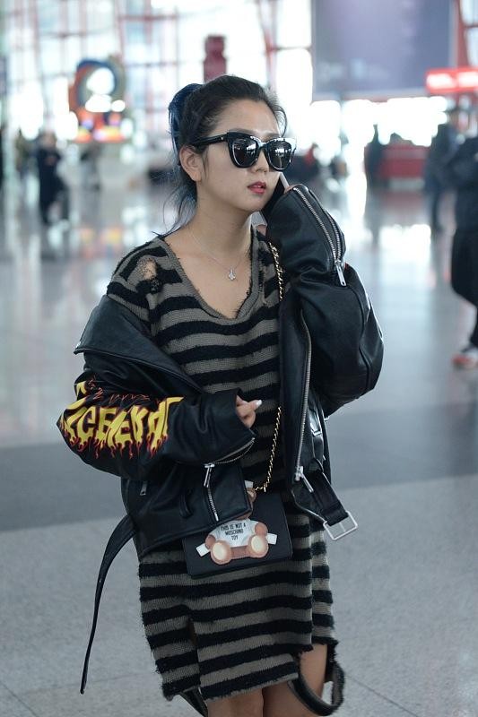 看不出黃夢瑩和何潔差了5歲，穿搭都挺貴氣的，成熟還高階