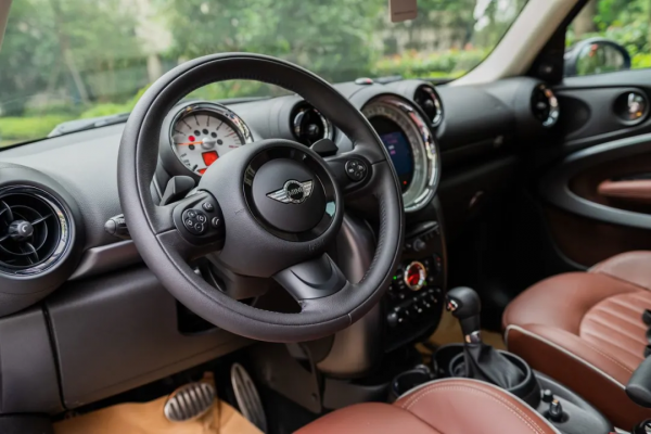 不要把車停在MINI PACEMAN旁,它會讓你的車黯然無光 不要把車停在MINI PACEMAN旁,它會讓你的車黯然無光