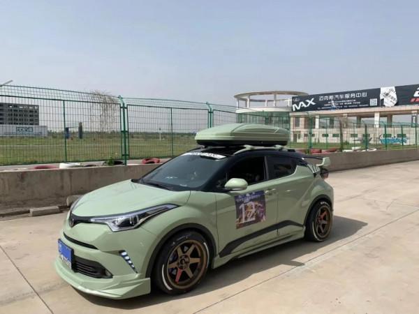 豐田奕澤趴低後化身陸地小坦克,車內竟然還開起了夜店? 豐田奕澤趴低後化身陸地小坦克,車內竟然還開起了夜店?