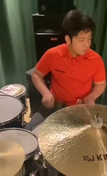 郭濤10歲女兒身高到爸爸肩膀，14歲兒子石頭身高超180，魁梧似巨人