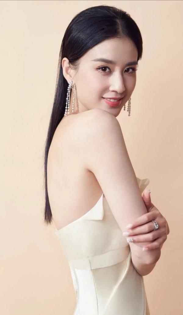 億萬富太黃聖依,面板白皙,知性優雅 億萬富太黃聖依,面板白皙,知性優雅