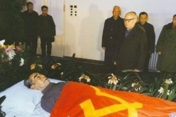 與周恩來久別重逢，鄧穎超坦白一事，周恩來大怒：你怎麼這麼糊塗