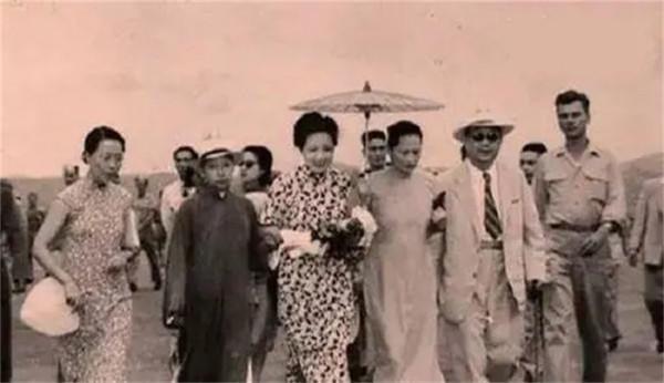 楊秀瓊：從游泳皇后到第18房姨太太，是誰毀了宋美齡的乾女兒？