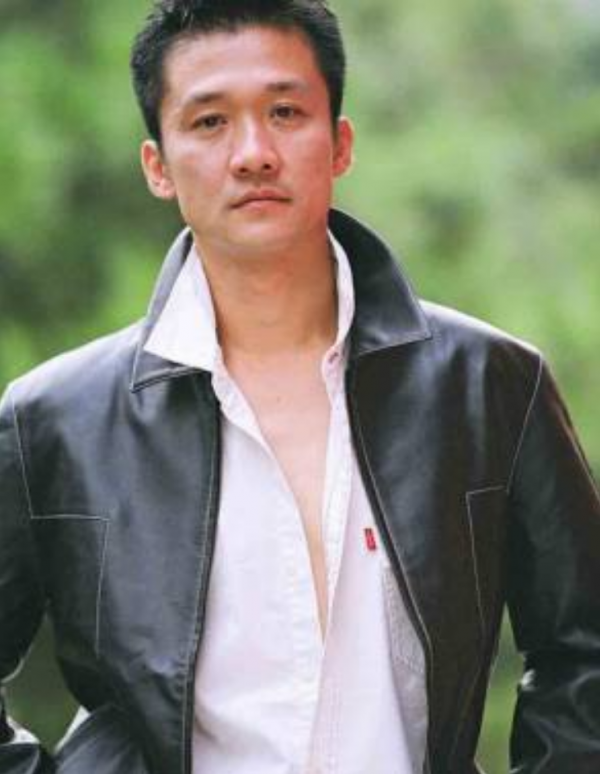 黃志忠：拋棄13年糟糠妻，愛上小3歲柯藍，52歲仍單身，他後悔嗎