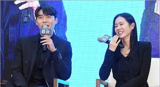 玄彬孫藝珍合體出席活動，穿黑色情侶裝，孫藝珍芭比腿搶鏡