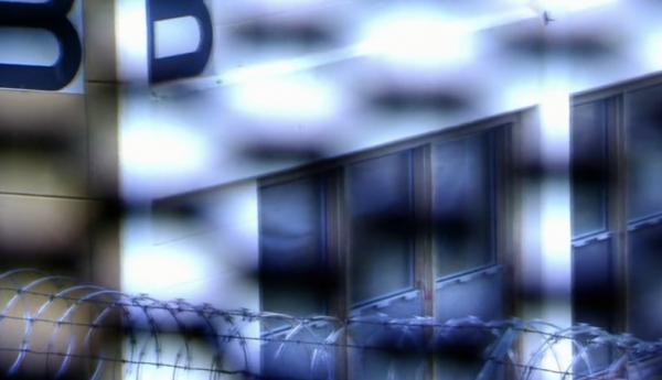 美國囚犯模仿肖申克越獄成功，留下一張紙條，氣得監獄長自盡