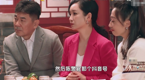 “南北”雙臺跨年：唐嫣美豔、王鷗搶鏡，楊冪眼妝像“發光眼屎”