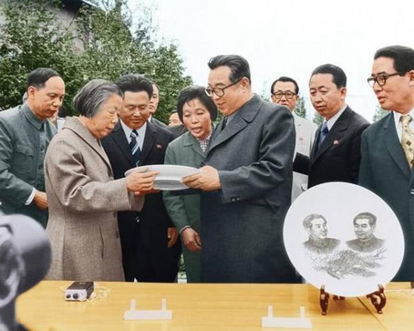 周總理去世，金日成哭紅雙眼推遲眼疾手術，後指示建造周恩來銅像