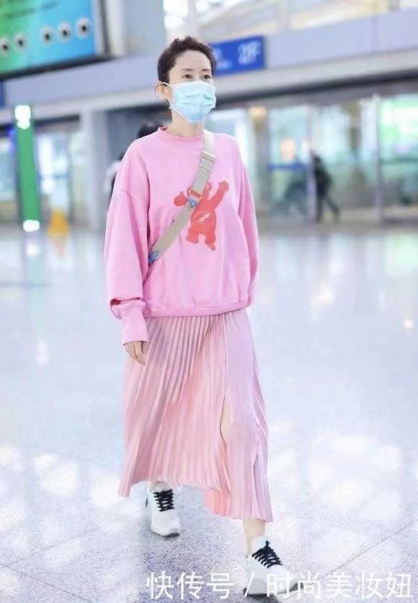 劉敏濤真沒把自己當大嬸,穿粉色衛衣配百褶裙,像小姑娘一樣 劉敏濤真沒把自己當大嬸,穿粉色衛衣配百褶裙,像小姑娘一樣