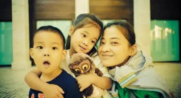 梅婷二婚嫁給曾劍，生育一兒一女，把婆婆當親媽，一家10口人同住