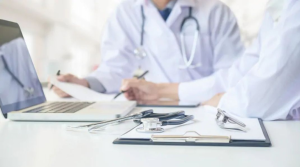 腰背疼，上醫院就得先拍片？不做檢查就不會看病了？醫生說出實情