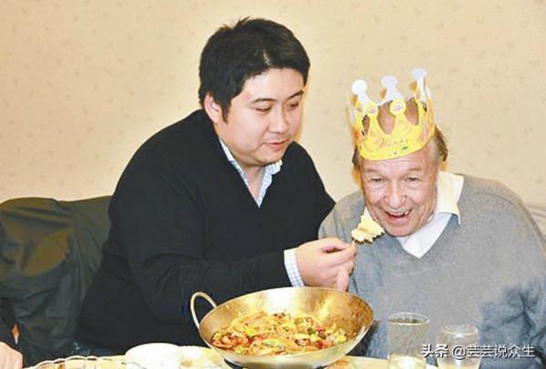 中國小夥贍養瑞士房東，外國老人：想要長眠於中國