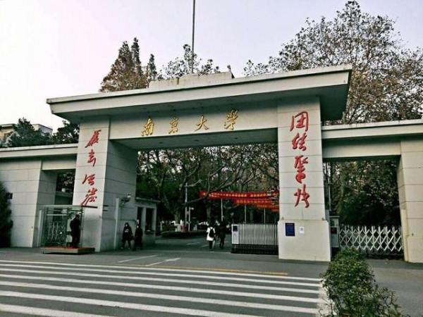 奇葩母親：因女兒不願把3套房交給自己，把女兒強行送進精神病院