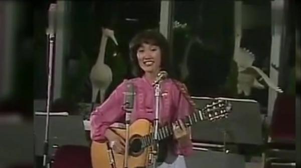 一婚嫁恩師,二婚嫁&quot;和珅&quot;王剛,如今61歲單身無子女的成方圓幸福嗎