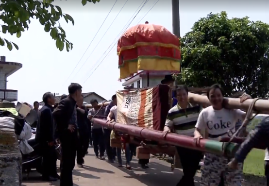 65歲老人給自己辦活人葬禮，挖好墓穴等著下葬，全村人為他送終