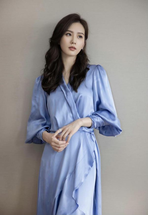 有一種高階感叫劉詩詩穿真絲連衣裙，明明很簡單，她卻穿出國際範