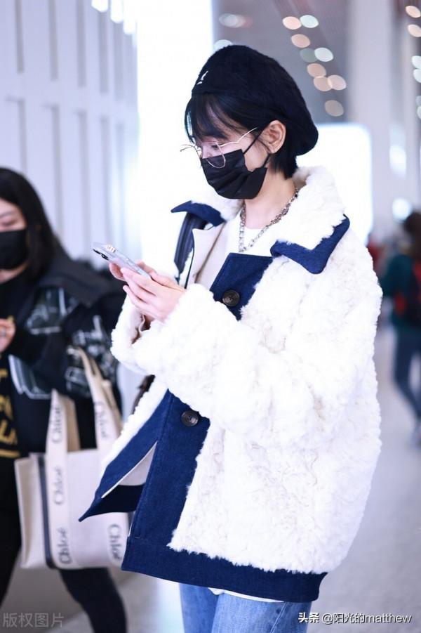 街拍:海陸白色羔羊絨短外套,軟軟糯糯宛若糯米糰子 街拍:海陸白色羔羊絨短外套,軟軟糯糯宛若糯米糰子