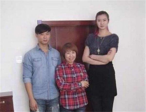 中國女籃梁天雲：身高1米97，因情傷退役，嫁農村小夥被寵成寶