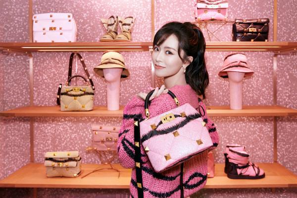 文詠珊現身華倫天奴品牌活動 粉色虎紋套裝粉嫩熱辣盡顯甜酷魅力