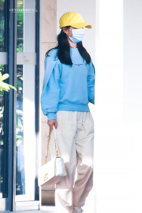 趙麗穎上海機場到達飯拍圖藍色衛衣的休閒風穎寶