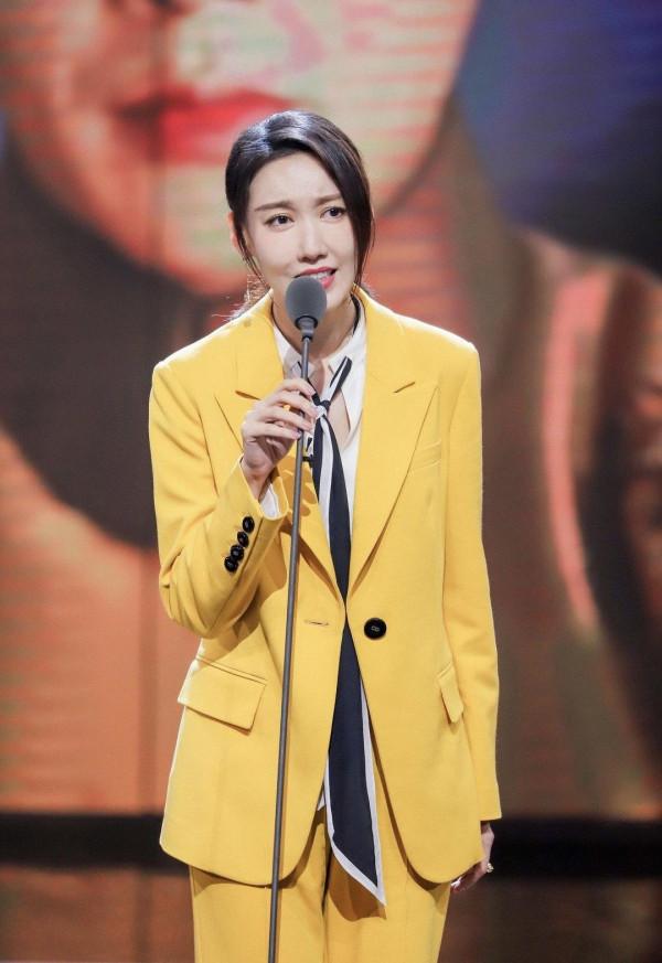 高露真機場穿搭真洋氣，黃色T恤配黑色短褲青春靚麗，活力十足