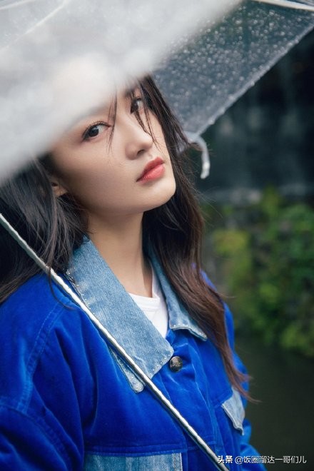 女星撐傘大片，劉雯氛圍感拉滿數第一，李沁倒數，誰又驚豔了你？