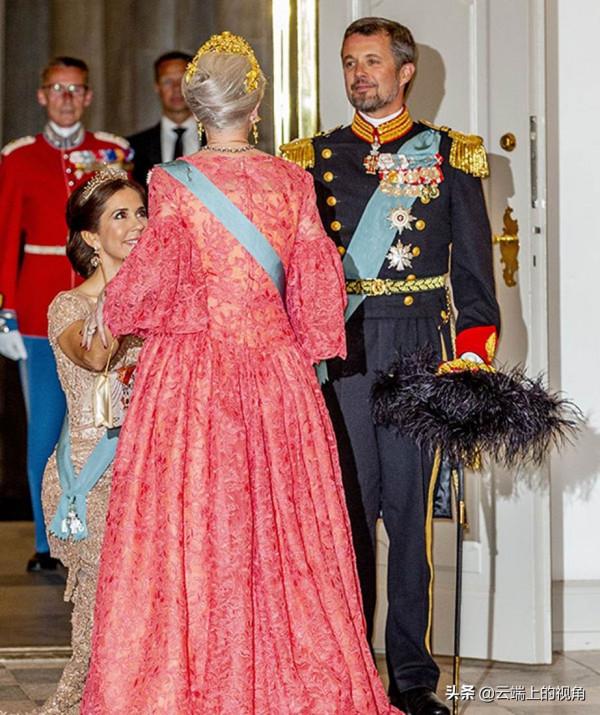 為什麼摩納哥的“一國之後”要向卡米拉行屈膝禮？發生了什麼事？