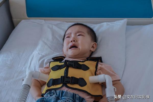 這樣的孩子一般活不過2歲，但她卻用稚嫩的肩膀頑強抗爭著