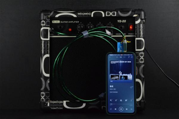 配樂播放者選用的發燒級鍍銀音訊線，一根用到底，省錢又省力