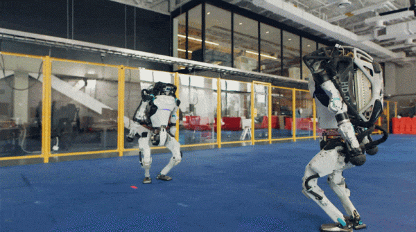 現代汽車造了個四輪機器人，運送包裹、汽車，幹活4小時不帶停