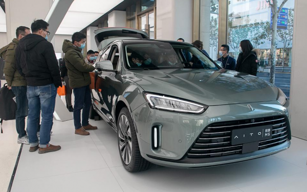 搭載鴻蒙系統，油耗0.8L，4.4S破百，續航1000km，問界M5即將上市