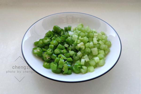 4種食材巧搭配，切碎簡單一炒，比大魚大肉饞人，拌米飯能吃兩碗