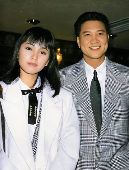 打卡九寨溝!55歲鄧萃雯曬遊客照,自言此行完成了多年心願 打卡九寨溝!55歲鄧萃雯曬遊客照,自言此行完成了多年心願