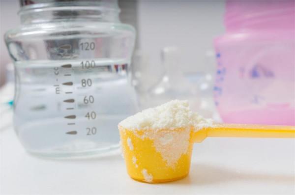 不按比例衝奶粉,看似在省錢,實則可能是在拿孩子的健康開玩笑 不按比例衝奶粉,看似在省錢,實則可能是在拿孩子的健康開玩笑