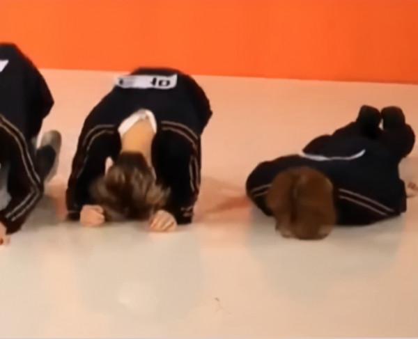 女星王怡人參加團體活動，拒絕下跪行韓國大禮！穿粉睡衣站直身體